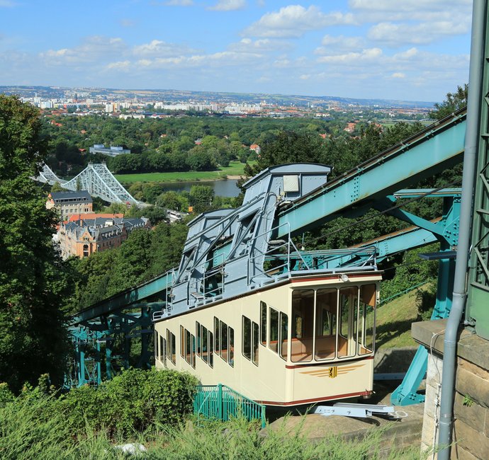 Ein Waggon der Dresdner Schwebebahn auf dem Weg zur oberen Station