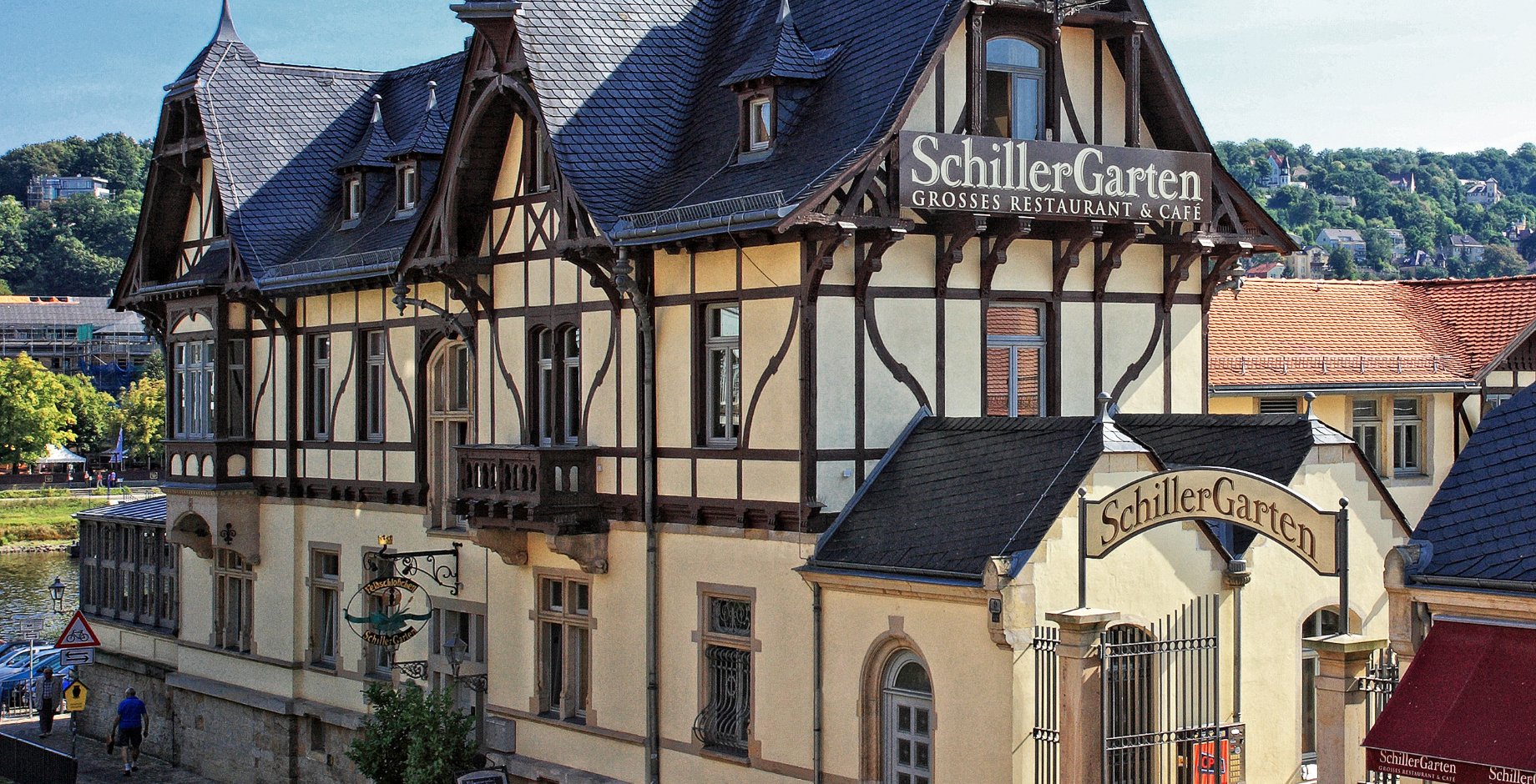 Ansicht des SchillerGartens. Fachwerkhaus mit davor liegender Pflastersteinstraße.