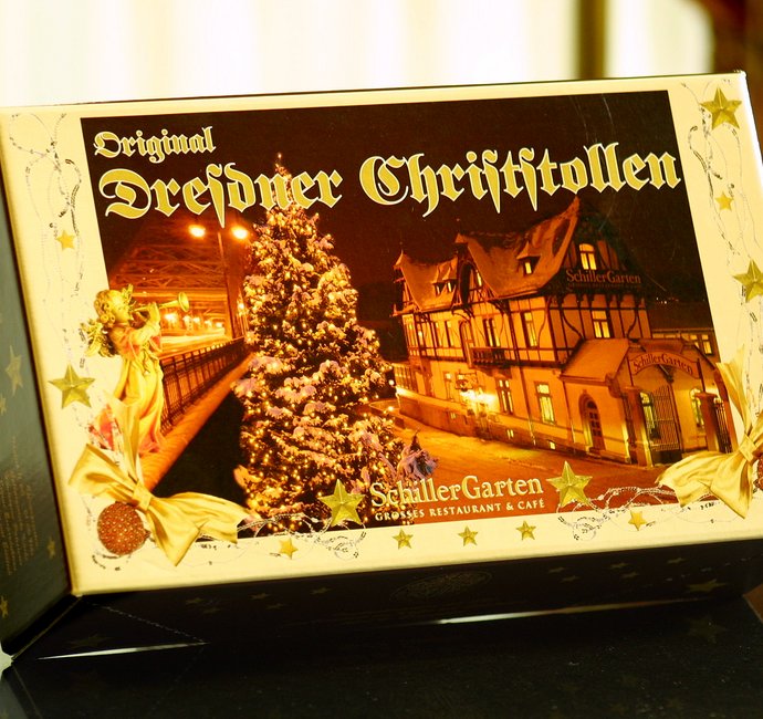 Ein Paket mit dem Schriftzug "Dresdner Christstollen". Ein Paket mit dem Schriftzug "Dresdner Christstollen".