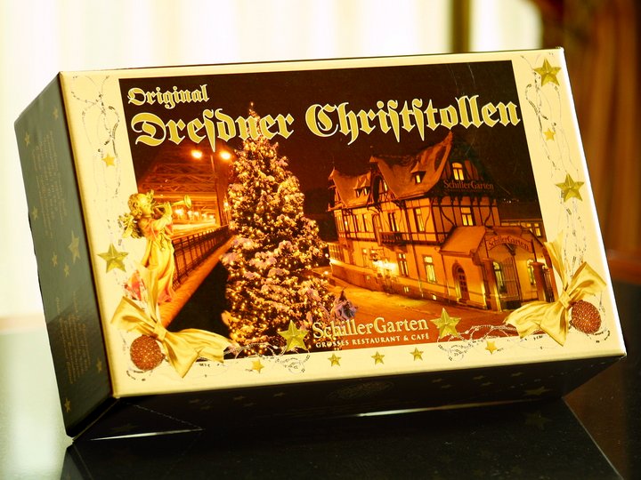 Ein Paket mit dem Schriftzug "Dresdner Christstollen".