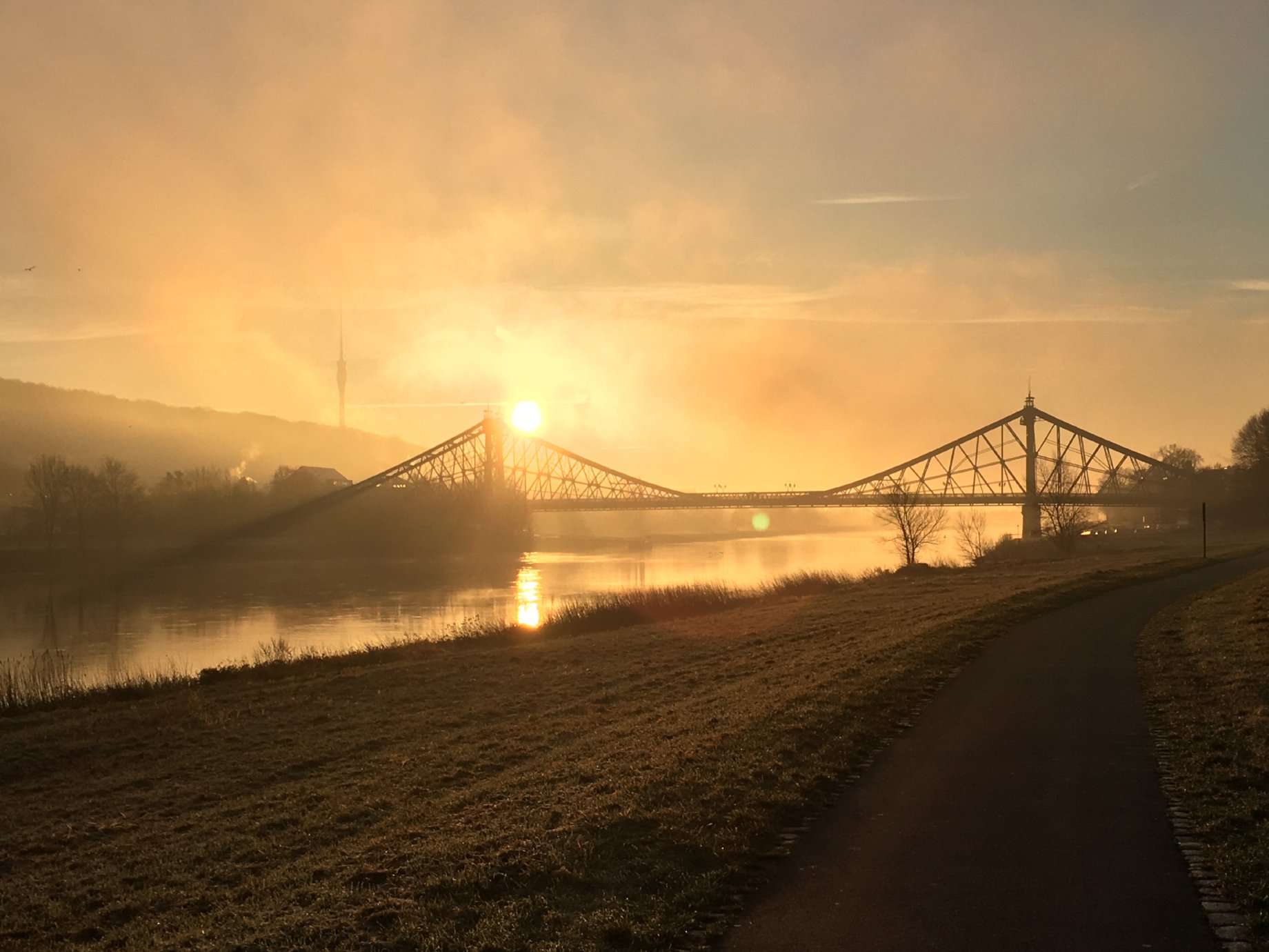 Das Blaue Wunder im Sonnenaufgang